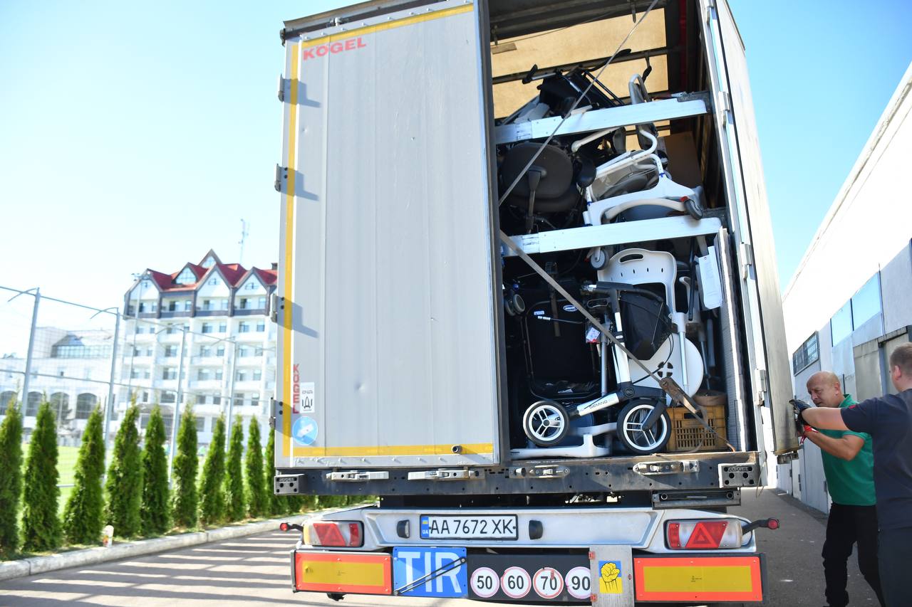 ФК "Динамо" передало очередную партию помощи военным